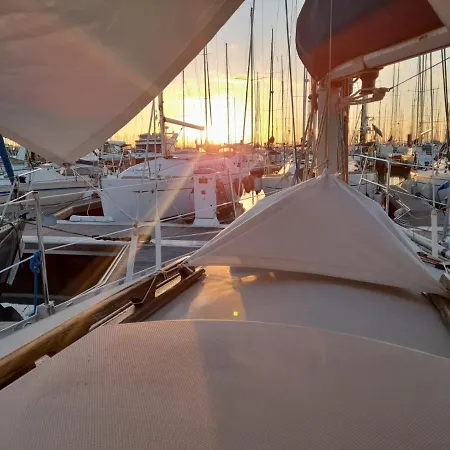 Séjour insolite - voilier à quai à La Rochelle